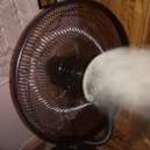 Vízpárásítós, szúnyogriasztós távirányítós ventillátor kánikula ellen fotó