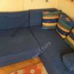 Kinyithatós kanapéágy ágynemű tartóval, díszpárnákkal fotó