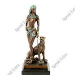 Kleopátra sétáltatja a párducot - bronz szobor fotó