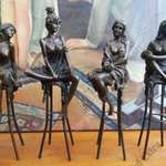 Elegáns bárhölgyek" bronz szobor fotó