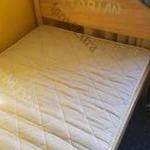 Egyedileg legyártott tömörfa ágykeret matraccal fotó