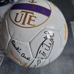 Volt Újpesti híres focisták és edzők által dedikált labda- 21 aláirás fotó