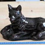 Mázas fekete kerámia kutya, németjuhász dísz fotó