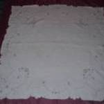 fehér gépi himzéses teritő 108 x 108 cm drapp szegés fotó