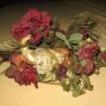asztali dísz virág fatartón porcelán bohóccal fotó