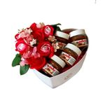 Fehér közepes szív desszert doboz- piros szappanrózsával és nutellaval fotó