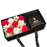 Fekete box ajándékdoboz piros-fehér szappanrózsával - Jlo luxe parfümmel fotó