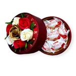 Piros búrás virágdoboz desszerttel - szappanrózsa és raffaello fotó