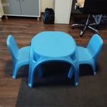 Kisgyermek műanyag székek, asztallal. fotó