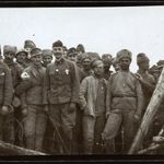 Magyar katonák orosz katonákkal (hadifoglyokkal ?), egyenruha, szögesdrót, 1. világháború, történ... fotó