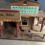 Sam Miller Drugstore Vintage Játék western faház az 1960-70-es évekből fotó