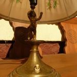 Antik, figurás, mintás lámpaernyős barokk, réz asztali lámpa működő állapotban fotó