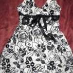 fehér fekete virágmintás nyakpántos loknis aljú ruha 14-s Cotton Club fotó