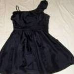 fekete félvállas ruha New look 158 cm h: 72 cm mb: 78-82 cm db: 67-70 cm fotó