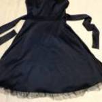 fekete szatén pánt nélküli loknis ruha 10-s h: 85 cm mb: 79-92 cm db: 68-74 cm fotó