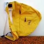 Sárga hátizsák, Fekete plüss női táska fotó