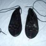 kényelmes fekete bőr papucscipő bokánál megkötős fotó