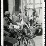 Magyar katona Zündapp oldalkocsis motorkerékpáron, háttérben 'mészárszék', jármű, közle... fotó