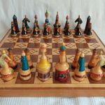 Szép állapotú faragott, festett sakk készlet táblával fotó