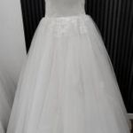 Menyasszonyi ruha, hófehér tüllből szép csipkedíszítéssel! fotó