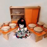 Retró fa bababútor játékbútor babaház elem játék bútor konyhai szekrény asztal tányér kaucsuk baba fotó