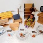 Retró német fa bababútor játékbútor babaház baba játék bútor asztal kanapé fotel lámpa mini porcelán fotó