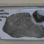 METEORIT Gibeon > Világ ritka meteoritjai > DÍSZDOBOZOS gyűjtemény > Namibia fotó