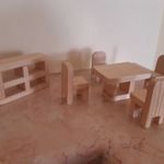 Újszerű 6 db-os fa bútor szett babaházhoz / bababútor / játékbaba bútor - asztal, székek, szekrény fotó