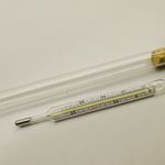 Régi hőmérő üveg higanyos klasszikus lázmérő hőmérő orvosi eszköz retro fotó