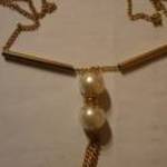 Aranysárga fém nyaklánc 2 nagy tenyésztett gyönggyel, és gyöngyös medállal eladó. fotó