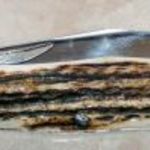 Tradicionális Bicska kés RÉVÉSZ Grószi Maskara szarvasagancs markolat rugóhát dísz 12C27 penge Új! fotó