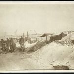Magyar katonák tüzelőt pakolnak a téli táborban, orosz front (?), egyenruha, 1. világháború, 1918... fotó