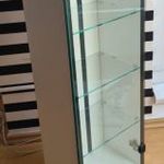 Üvegajtós vitrinszekrényke üvegpolcokkal fotó