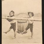 Gyerekek létrával, hordóval antik képeslap fotó