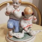 Orosz porcelán gyerekek galambokkal fotó