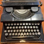 Remtor írógép, cca 1940 magyar billentyűzettel, hordozható táskával. fotó