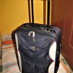 Gurulós bőrönd, 50x33x18 repülőre is , vászon, újszerű, 2 görgő , hosszúkarú hibátlan .New York fotó