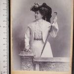 FOTÓ FOTÓGRÁFIA FÉNYKÉP MŰTERMI JELZETT KEMÉNYHÁTÚ DIVAT HÖLGY DÁMA KÉP NAPERNYŐ cca. 1890 fotó