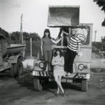 Csinos lányok DUTRA Frak B1munkagépen, Veszprém, Zil teherautó, jármű, közlekedés, homlokrakodó, ... fotó