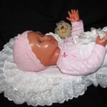 Játékbaba, 56 cm, pólyában csecsemőbaba, élethű, RITKA. minden új, fürdethető is fotó