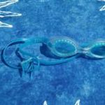 TESCO GYEREK KÉK úszószemüveg állítható fejpánt szilikon fotó