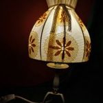 Lámpa: éjjeli szekrényre. Selyem lámpa búra, majolika betétes réz talp. fotó