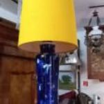 Kobaltkék gyönyörű porcelántestű lámpa sárga lámpaernyővel. fotó