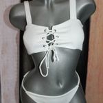 Fehér színű, anyagában bordás 2 részes bikini, fürdő ruha. Elején fűzős, szivacs betétes. L-XL. fotó