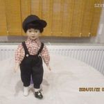 Fekete sapkás, fiú porcelán baba fotó