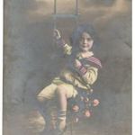 Kislány a hintán képeslap fotó