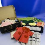0A133 Régi játékbaba ruha csomag kofferban fotó