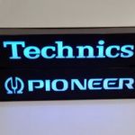 PIONEER és TECHNICS feliratú világító reklámtábla, díszlámpa fotó