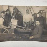 1916 Gyöngyös huszárok egy műhelyben, Népszava újság, szerszámok, zsinóros zubbony fotó
