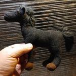 Fekete ló paripa lovacska plüss játék fotó